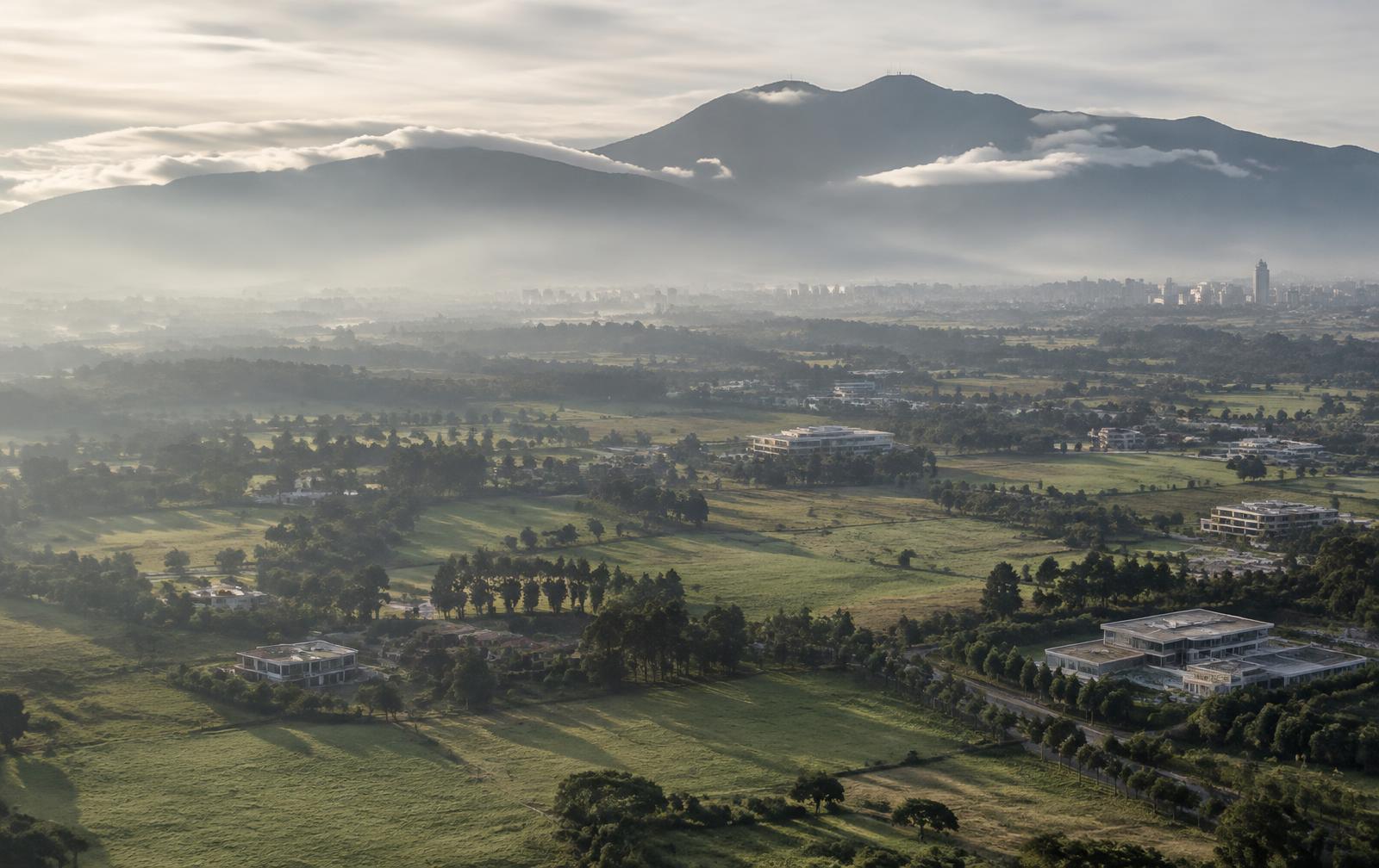Sabana de Bogotá con arquitectura contemporánea al amanecer
